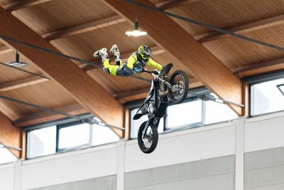 Ein Motorradfahrer macht w?hrend der Motorradwelt Bodensee auf dem Messegel?nde der Messe Friedrichshafen bei einer Stun-stock-foto