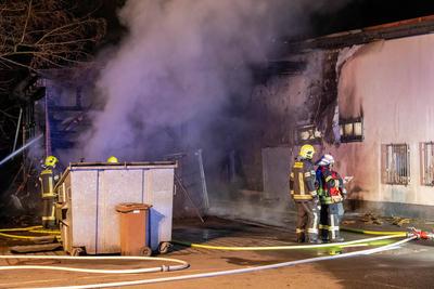 Brand bei Einkaufsmarkt ausgebrochen ? Zahlreiche Feuerwehren im Einsatz-stock-foto