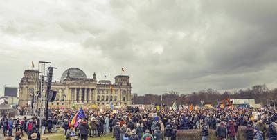 02 . 02 . 2025 , Berlin / Mitte : Demonstration auf dem Platz der Republik vor dem Reichstagsgeb?ude. Motto: Aufstand de-stock-foto
