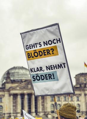 02 . 02 . 2025 , Berlin / Mitte : Demonstration auf dem Platz der Republik vor dem Reichstagsgeb?ude. Motto: Aufstand de-stock-foto