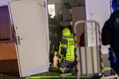 Brand bei Einkaufsmarkt ausgebrochen ? Zahlreiche Feuerwehren im Einsatz-stock-foto