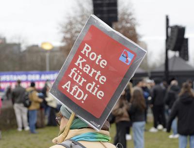 02 . 02 . 2025 , Berlin / Mitte : Demonstration auf dem Platz der Republik vor dem Reichstagsgeb?ude. Motto: Aufstand de-stock-foto
