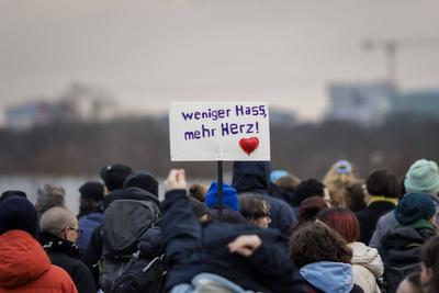 Aufstand der Anstaendigen – Demo fuer die Brandmauer-stock-foto