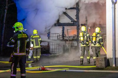 Brand bei Einkaufsmarkt ausgebrochen ? Zahlreiche Feuerwehren im Einsatz-stock-foto