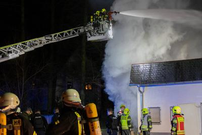 Brand bei Einkaufsmarkt ausgebrochen ? Zahlreiche Feuerwehren im Einsatz-stock-foto
