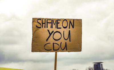 02 . 02 . 2025 , Berlin / Mitte : Demonstration auf dem Platz der Republik vor dem Reichstagsgeb?ude. Motto: Aufstand de-stock-foto