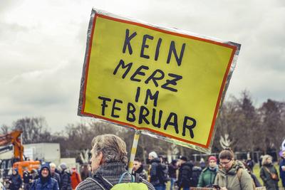 02 . 02 . 2025 , Berlin / Mitte : Demonstration auf dem Platz der Republik vor dem Reichstagsgeb?ude. Motto: Aufstand de-stock-foto