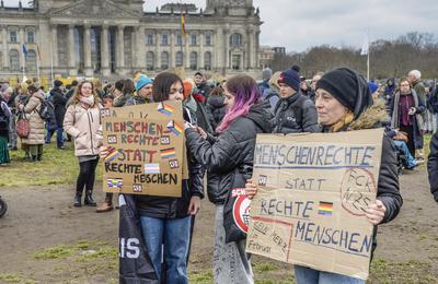 02 . 02 . 2025 , Berlin / Mitte : Demonstration auf dem Platz der Republik vor dem Reichstagsgeb?ude. Motto: Aufstand de-stock-foto