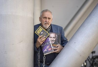 Jussi ADLER-OLSEN, DEN, Schriftsteller, Krimiautor, mit seinen Buechern Selfies , Miese Kleine Morde , und einer Biogra-stock-photo