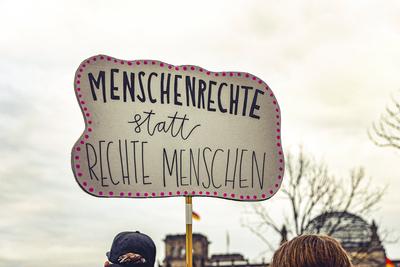 02 . 02 . 2025 , Berlin / Mitte : Demonstration auf dem Platz der Republik vor dem Reichstagsgeb?ude. Motto: Aufstand de-stock-foto