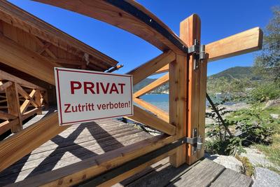 Bootshaus des russischen Oligarchen Alischer USMANOV am Ringsee / Rottach Egern.Schild PRIVAT ZUTRITT VERBOTEN. Der Mult-stock-foto
