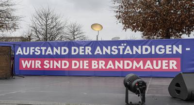 02 . 02 . 2025 , Berlin / Mitte : Demonstration auf dem Platz der Republik vor dem Reichstagsgeb?ude. Motto: Aufstand de-stock-foto
