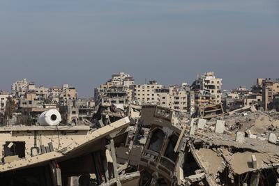 Palestinians try to survive in tents they set up among the debris of their demolished houses as they are faced with heavy-stock-foto