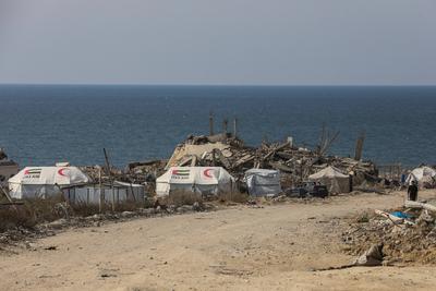 Palestinians try to survive in tents they set up among the debris of their demolished houses as they are faced with heavy-stock-foto