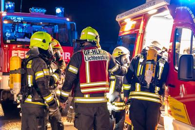 Brand bei Einkaufsmarkt ausgebrochen ? Zahlreiche Feuerwehren im Einsatz-stock-foto