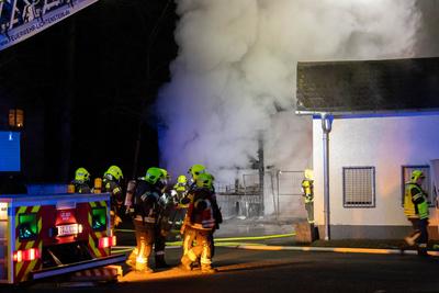 Brand bei Einkaufsmarkt ausgebrochen ? Zahlreiche Feuerwehren im Einsatz-stock-foto