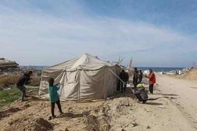 Palestinians try to survive in tents they set up among the debris of their demolished houses as they are faced with heavy-stock-foto