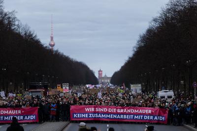 Aufstand der Anstaendigen – Demo fuer die Brandmauer-stock-foto