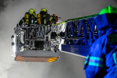 Brand bei Einkaufsmarkt ausgebrochen ? Zahlreiche Feuerwehren im Einsatz-stock-foto