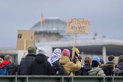 Aufstand der Anstaendigen – Demo fuer die Brandmauer-stock-foto