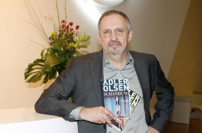 77/ Jussi- Adler Olsen mit seinem neuen Buch Schaendung (Herbst 2010) im Berliner Dussmann vor, Autor, Krimiautor, Krim-stock-photo
