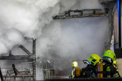 Brand bei Einkaufsmarkt ausgebrochen ? Zahlreiche Feuerwehren im Einsatz-stock-foto