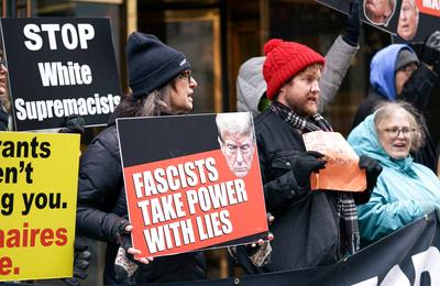 Protesters gather outside trump tower on 5th avenue to oppose president donald j. Trump-stock-foto