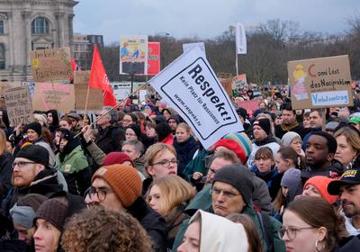 02.02.2025, Berlin, DEU Nach Angaben der Polizei demonstrierten ca 150 000 Menschen gegen die CDU und gegen Rechts vor d-stock-foto