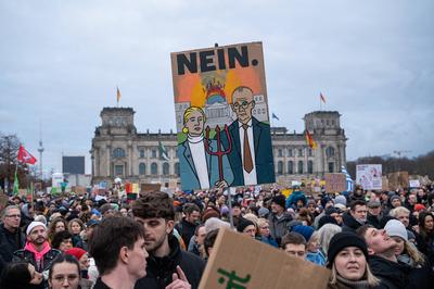 Berlin, Deutschland, Zehntausende protestieren vor dem Reichstag fuer den Erhalt der Brandmauer-stock-photo