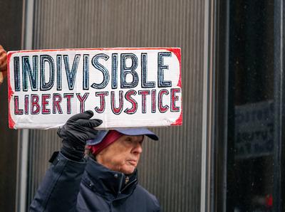Protesters gather outside trump tower on 5th avenue to oppose president donald j. Trump-stock-foto