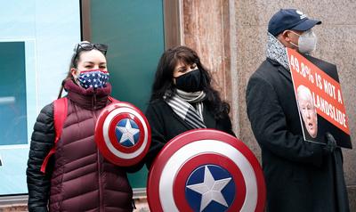 Protesters gather outside trump tower on 5th avenue to oppose president donald j. Trump-stock-foto