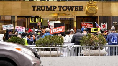 Protesters gather outside trump tower on 5th avenue to oppose president donald j. Trump-stock-foto