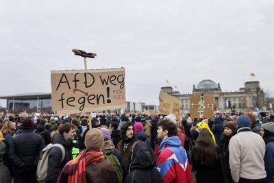 Wir sind die Brandmauer Demo-stock-foto