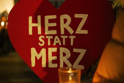 02.02.2025, Lichterkette gegen Rechtsruck, N?rnberg: Um gegen die Entscheidung von Friedrich Merz, mit der AfD zu stimme-stock-photo