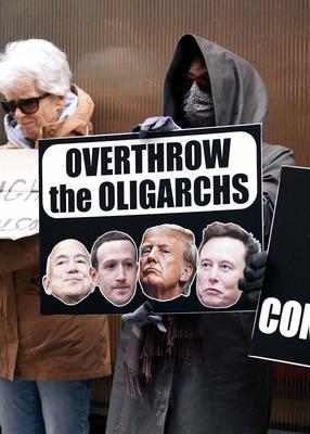 Protesters gather outside trump tower on 5th avenue to oppose president donald j. Trump-stock-foto