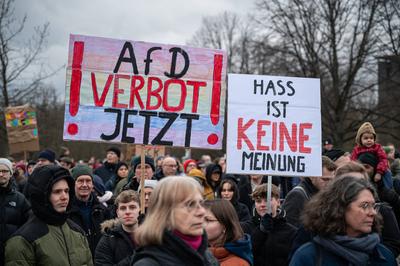 Berlin, Deutschland, Zehntausende protestieren vor dem Reichstag fuer den Erhalt der Brandmauer-stock-photo