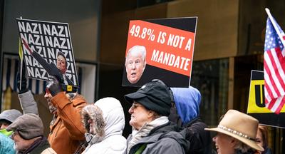Protesters gather outside trump tower on 5th avenue to oppose president donald j. Trump-stock-foto