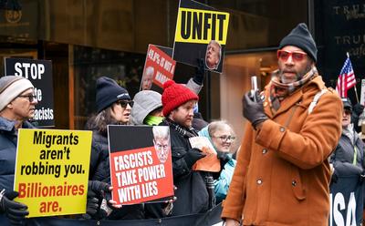 Protesters gather outside trump tower on 5th avenue to oppose president donald j. Trump-stock-foto