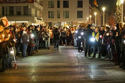 02.02.2025, Lichterkette gegen Rechtsruck, N?rnberg: Um gegen die Entscheidung von Friedrich Merz, mit der AfD zu stimme-stock-photo