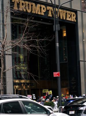 Protesters gather outside trump tower on 5th avenue to oppose president donald j. Trump-stock-foto