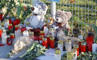 Sechsj?hriger stirbt an Unfallstelle-stock-foto