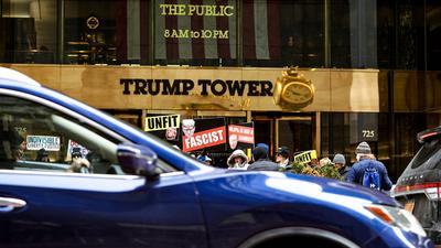Protesters gather outside trump tower on 5th avenue to oppose president donald j. Trump-stock-foto
