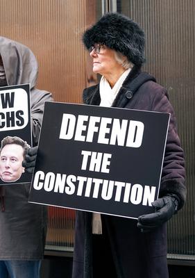 Protesters gather outside trump tower on 5th avenue to oppose president donald j. Trump-stock-foto