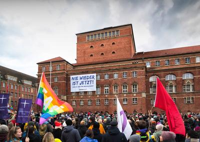 Kiel, 27.01.2025, Demonstration und Menschenkette f?r die Demokratie zum bundesweiten Holocaust - Gedenktag-stock-photo