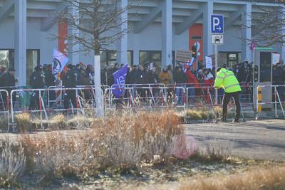 Berlin, Deutschland, 03.02.2025: Citycube Messe: 37. Bundesparteitag der CDU Deutschlands: Demonstranten haben sich vers-stock-foto