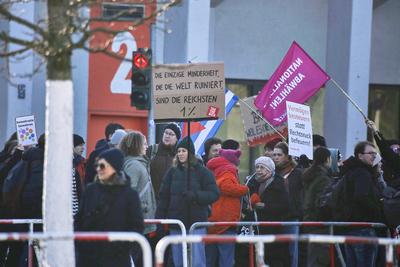 Berlin, Deutschland, 03.02.2025: Citycube Messe: 37. Bundesparteitag der CDU Deutschlands: Demonstranten haben sich vers-stock-foto