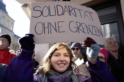 Demonstration in Bonn gegen Rechts und Rassismus  |Demonstration in Bonn against right-wing politics and racism|-stock-foto