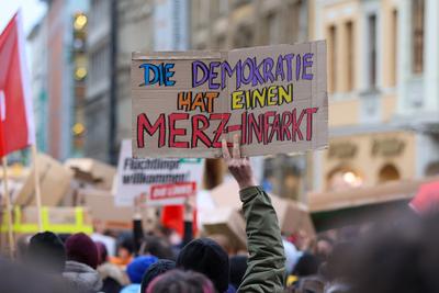 Leipzig - Protest gegen Friedch Merz und die CDU: Hunderte versammeln sich auf Marktplatz-stock-foto