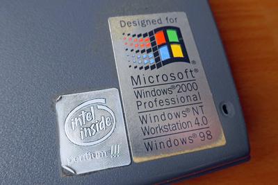Aufkleber von Intel und Microsoft auf einem Laptop Toshiba Tecra 8100. *** Intel and Microsoft stickers on a laptop Tosh-stock-foto