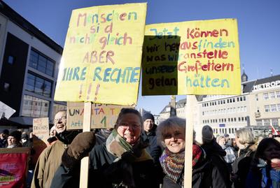 Demonstration in Bonn gegen Rechts und Rassismus  |Demonstration in Bonn against right-wing politics and racism|-stock-foto